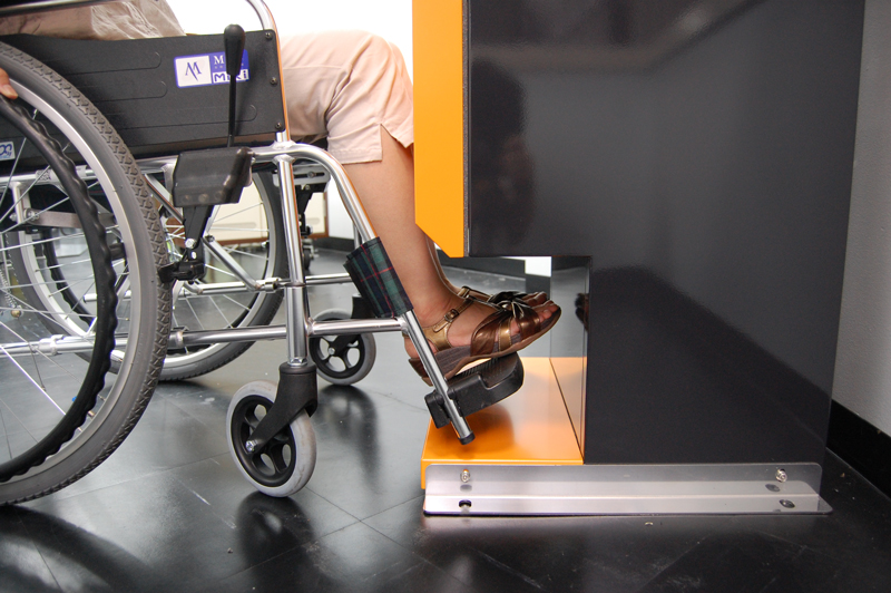 車椅子でも正面向きでタッチ操作可能